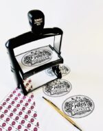 Antspaudas su logotipu