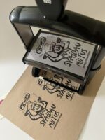 Antspaudas su logotipu