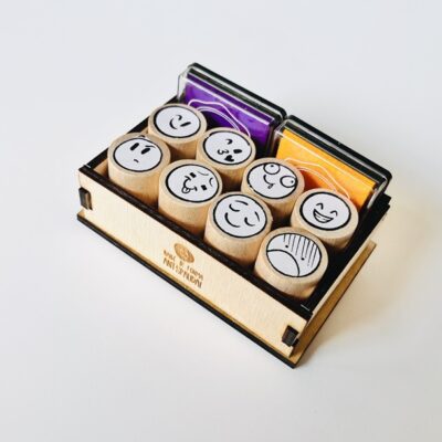 Emocijų rinkinys - antspaudai mokytojams raidė ir forma rforma.lt – Raidė ir forma, antspaudų gamyba, antspaudai  mokytojams, antspaudų gamyba Kaune, antspaudas,  Colop, Trodat, Modico,  antspaudas su logotipu, logo stamp, vardo  kortelės darbuotojams,  vizitinės kortelės, antspaudu gamyba Emociju rinkinys 04b 400x400