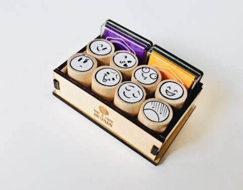 Emocijų rinkinys - antspaudai mokytojams raidė ir forma rforma.lt – Raidė ir forma, antspaudų gamyba, antspaudai  mokytojams, antspaudų gamyba Kaune, antspaudas,  Colop, Trodat, Modico,  antspaudas su logotipu, logo stamp, vardo  kortelės darbuotojams,  vizitinės kortelės, antspaudu gamyba Emociju rinkinys 04b 480x375